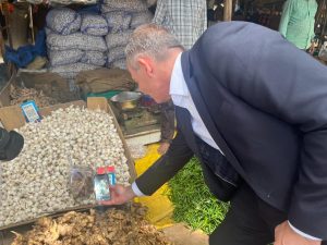 german-minister-fascinated-as-he-buys-veggies-from-roadside-vendor-using-upi