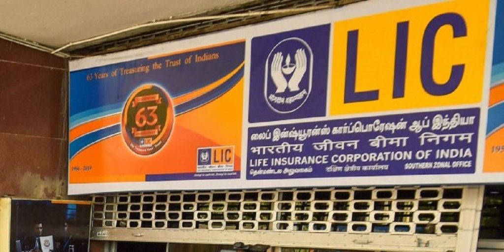 LIC Shares Reach ₹900 for the First Time
