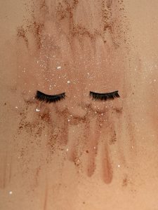 glitters